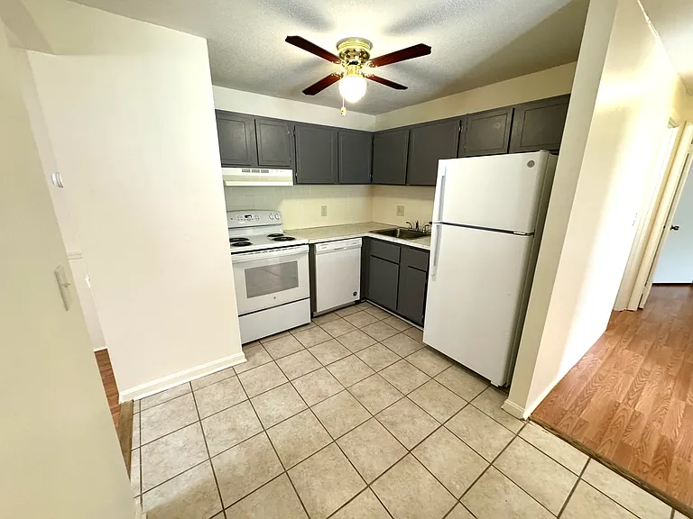 50L English Village Rd #201 — Photo 5
