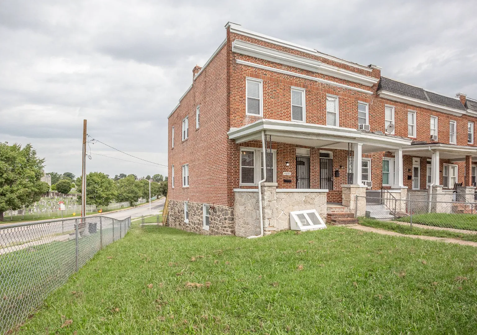 Spacious 3-Bedroom Townhome in Baltimore — Photo 4