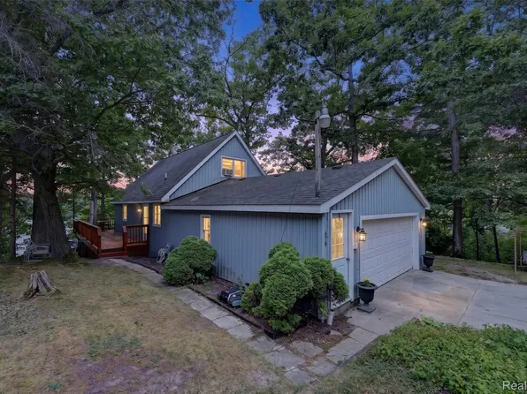679 N Long Lake Blvd, Lake Orion, MI 48362