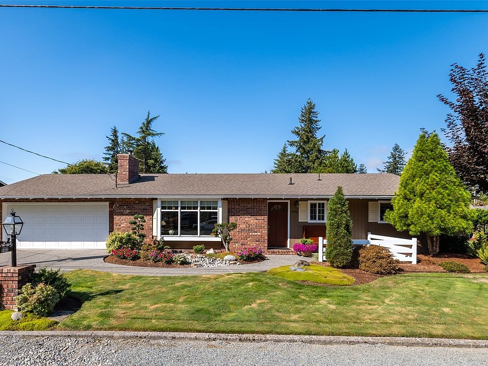 Great curb appeal on this well maintained rambler w/extra lot.  This home is a perfect set up, close to town & move-in ready.>