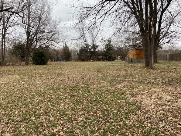 12301 3rd St, Grandview, MO 64030