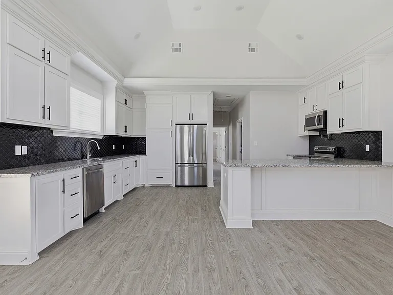303 Lyles St — Photo 5