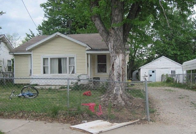 2nd image of 404 N Kansas St
