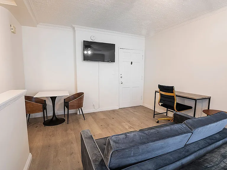 Crenshaw Park Apartments — Photo 11