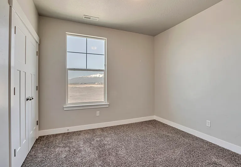 64 W Silver Springs Dr — Photo 7