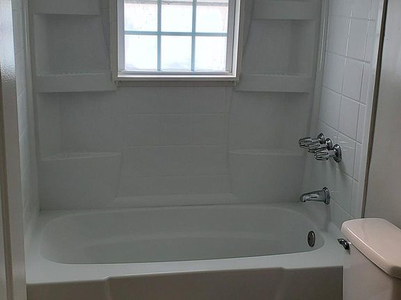 3rd image of 700 E Pembroke Ave APT 1B