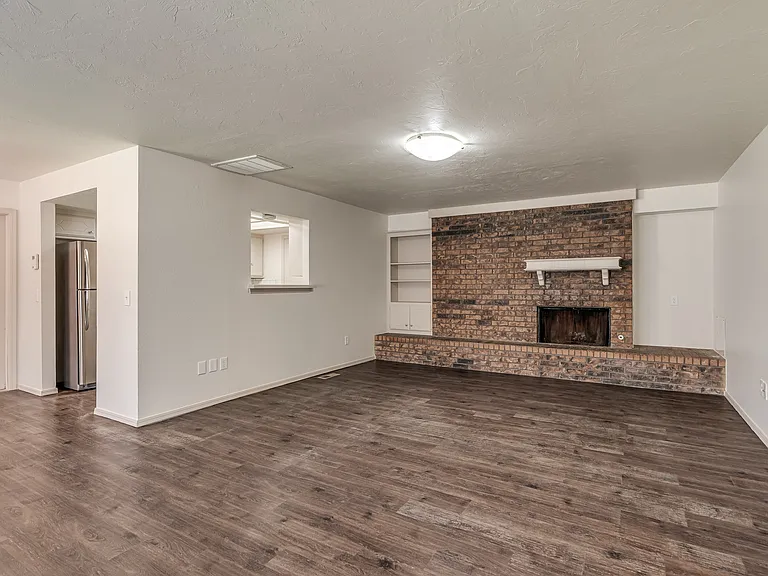 9027 N Rockwell Dr — Photo 1