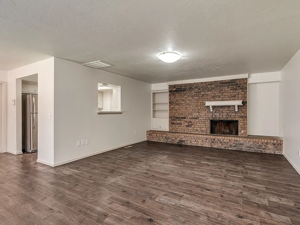 9027 N Rockwell Dr