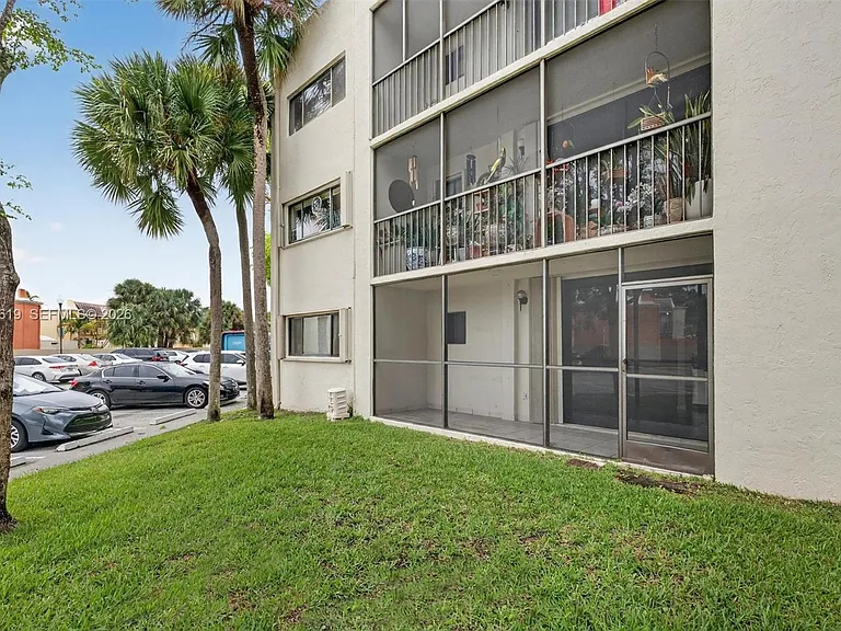 8065 SW 107th Ave #106 — Photo 2