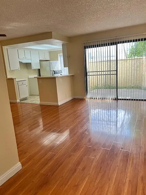 Ontario Plaza Apartment — Photo 3