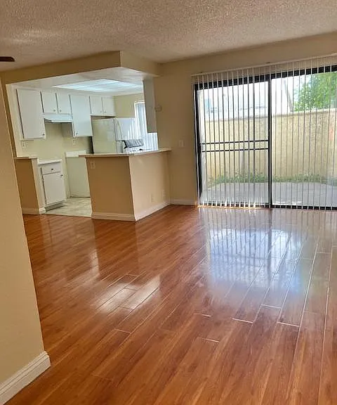 Ontario Plaza Apartment — Photo 3