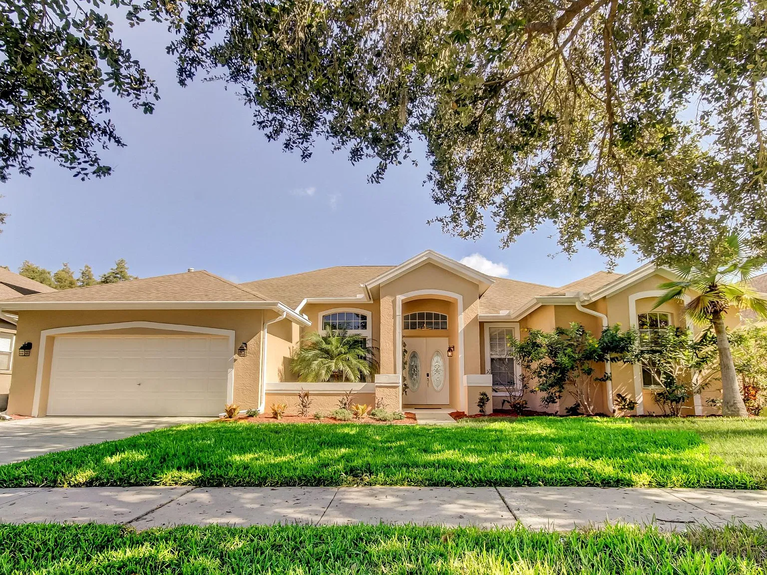 5 bed, 2696 sqft, $4,395 — Photo 2