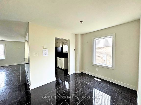 5th image of 41 Fieldview Cres