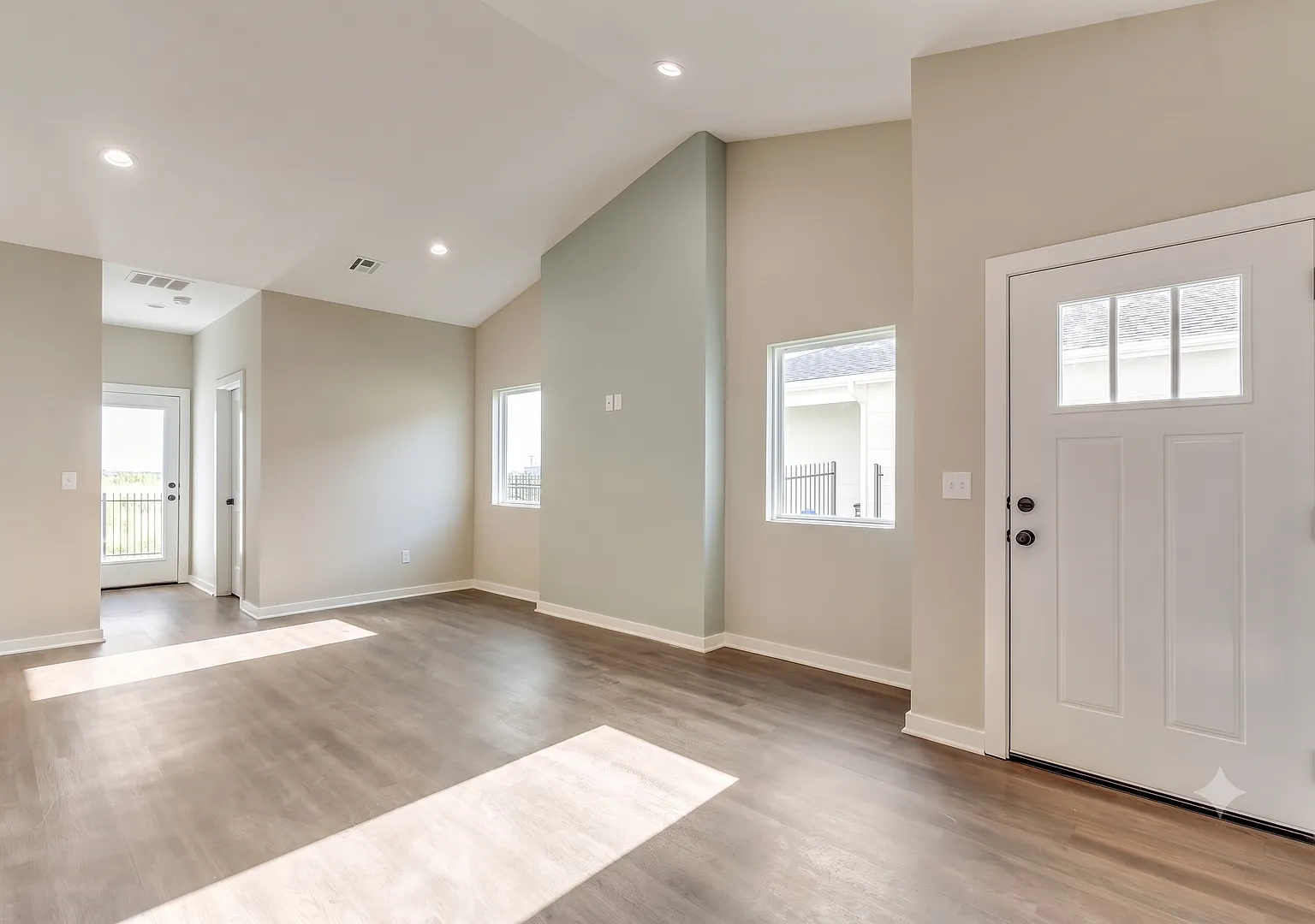 Area 151 Cromwell — Photo 2