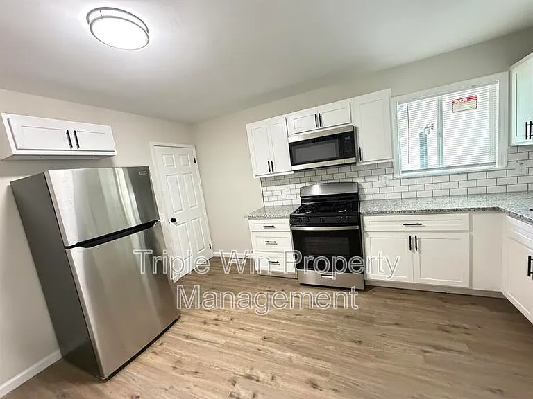 2245 Lindsay Ln — Photo 15