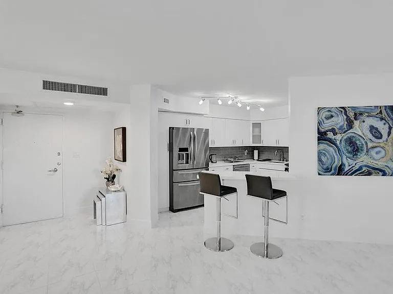 5151 Collins Ave #412 — Photo 4