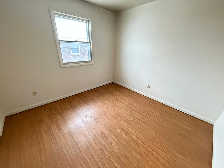 202 W Commercial St — Photo 11