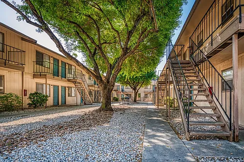 Dakota San Antonio Photo 1