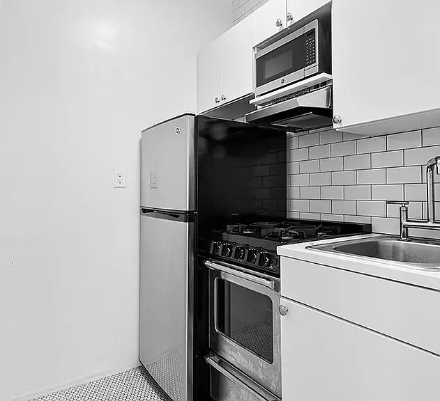 425 E 74th St #2-B — Photo 3