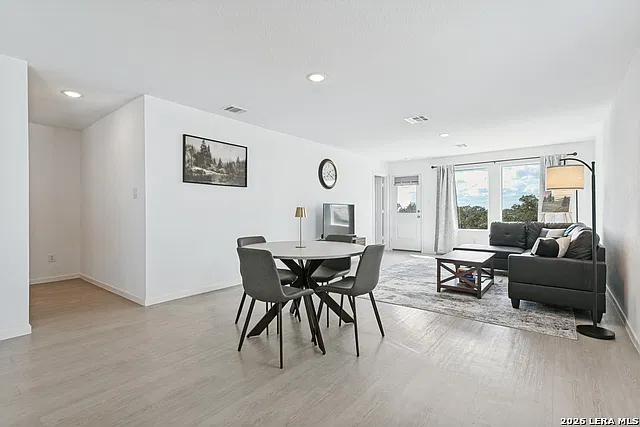 4 bed, 2.5 bath, 1858 sqft, $1,850 — Photo 4