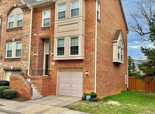 8019 Merry Oaks Ct, Vienna, VA 22182
