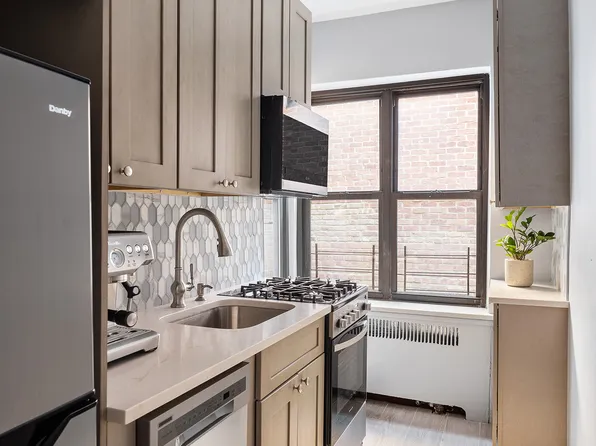 225 East 74th Street image 2 of 5