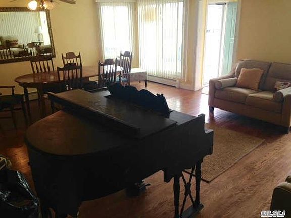 5th image of 726 W Bay Dr