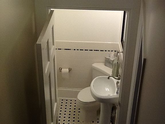 guest 1/2 bathroom