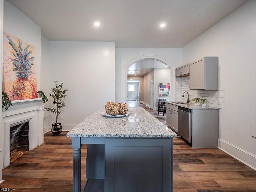 2 bed, 1.5 bath, 975 sqft, $1,600 — Photo 2