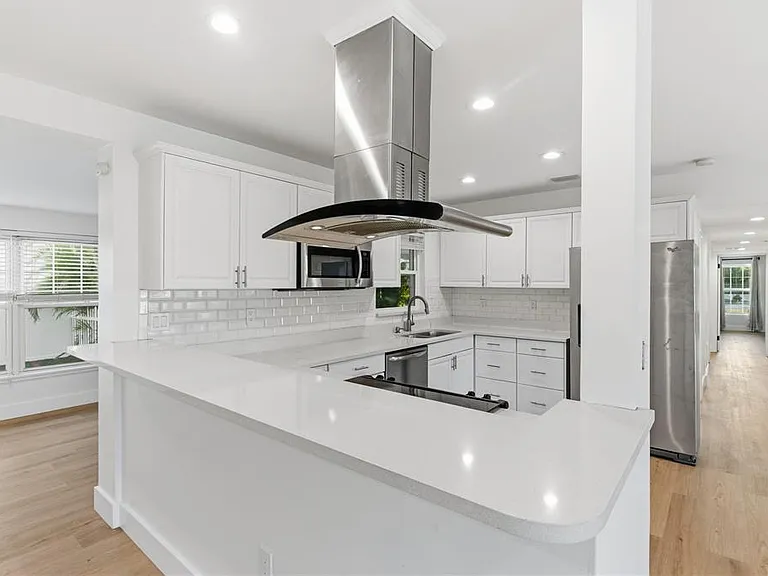 327 Sunny Ln — Photo 9