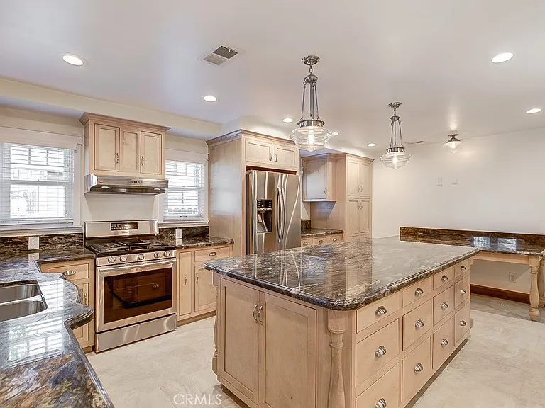 520 N Orange St — Photo 1