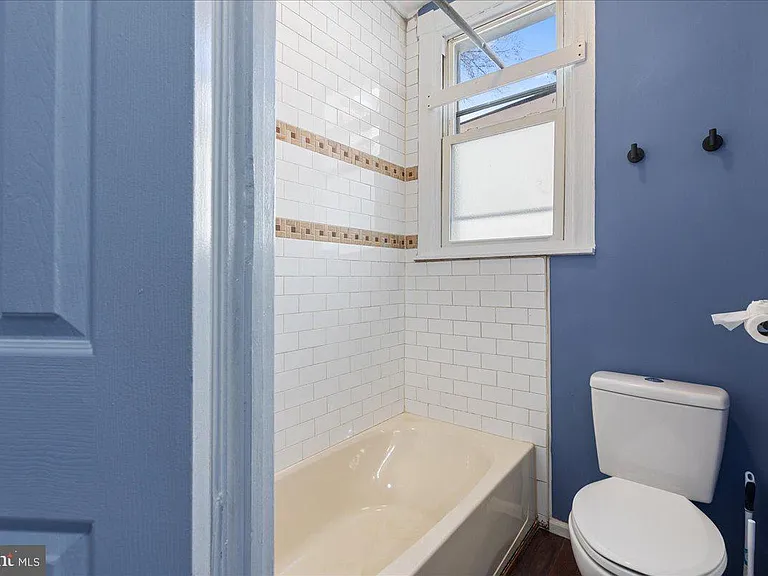 231 S Broadway — Photo 20