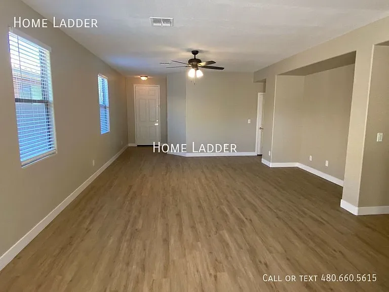 1836 W Kuralt Dr — Photo 2