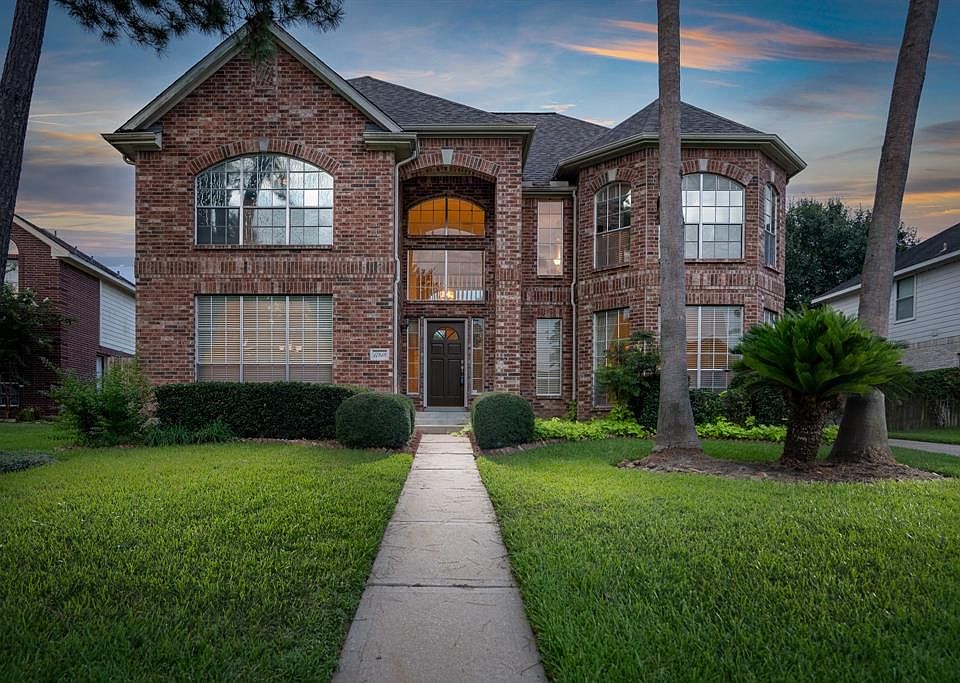 Lovely two story home in Memorial Chase subdivision located in popular Klein ISD.