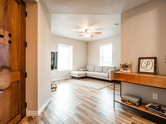 3rd image of 613 E Lacrosse Ave