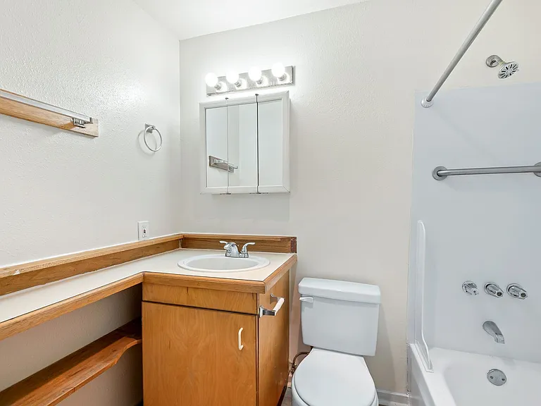 Abbottsford Apartments — Photo 105
