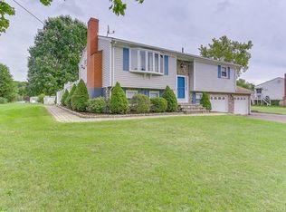 22 Azalea Dr, Middletown, CT 06457