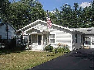 Front of house, has side 3 season porch