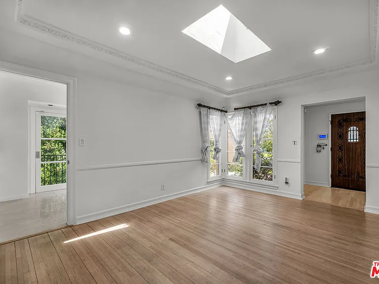 1521 Midvale Ave — Photo 10