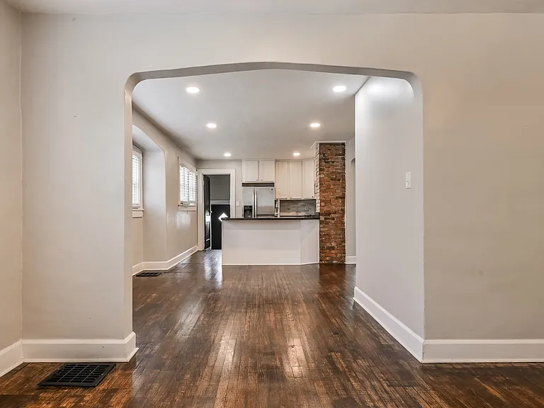 957 E Yoke St — Photo 2