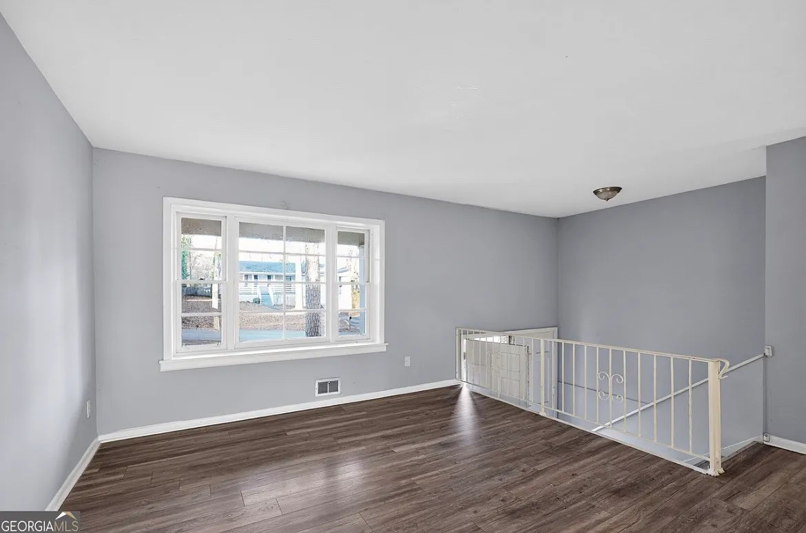 3 bed, 1884 sqft, $2,400 — Photo 2