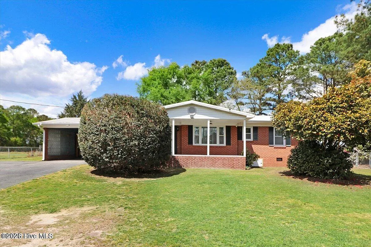 3 bed, 1.0 bath, 1520 sqft, $1,050 — Photo 1