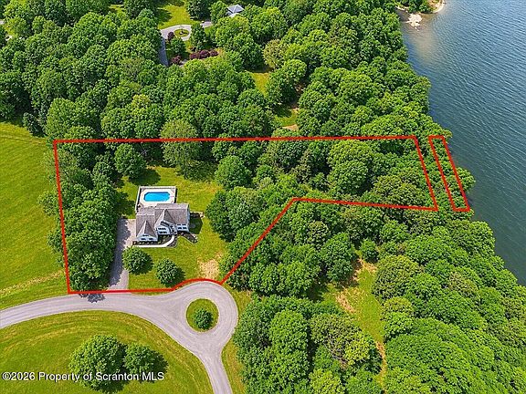 3rd image of 15 Deerfield Dr