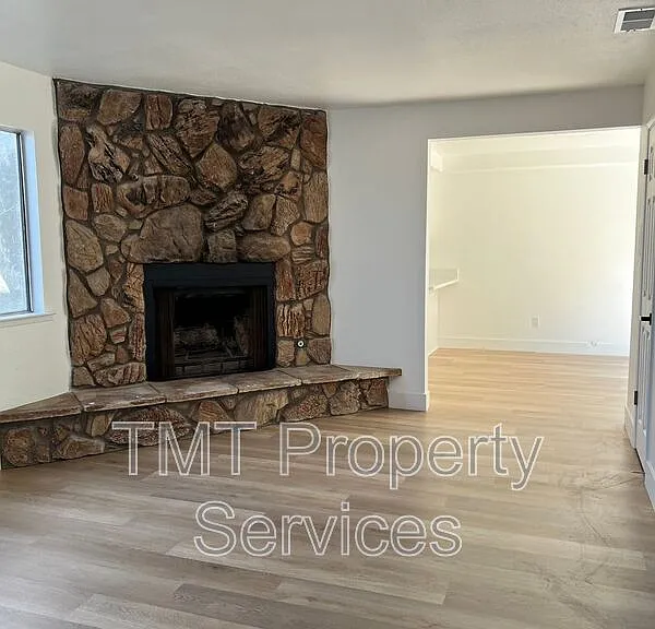 610 E Newlove Dr #I — Photo 3