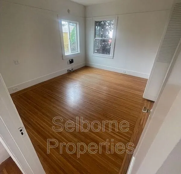 1424 E 20th St — Photo 34