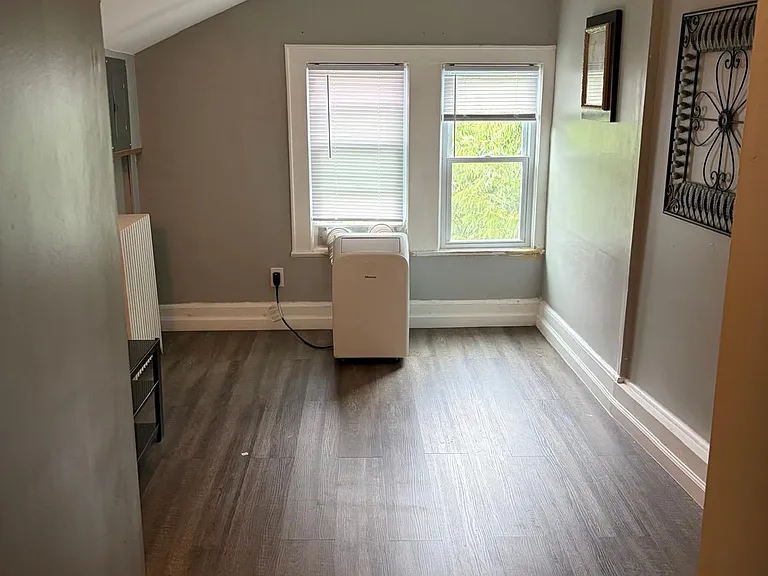 205 Van Duzer St #301 — Photo 8