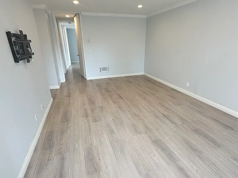 5950 Canterbury Dr — Photo 4