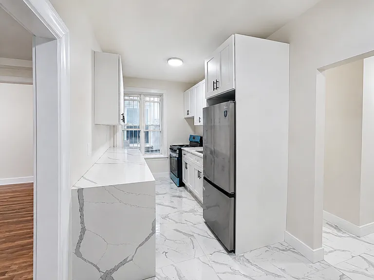 452 E 46th St #1R — Photo 1