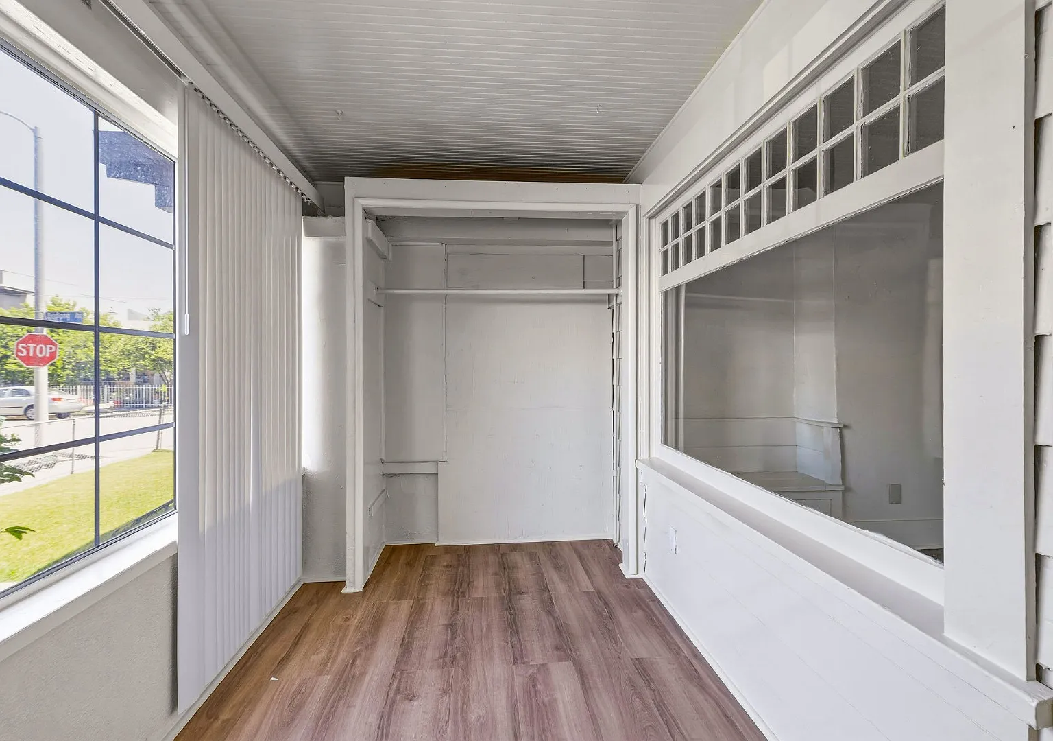 Spacious 1BR + 2.5BA Near USC and DTLA | First Floor Unit — Photo 2