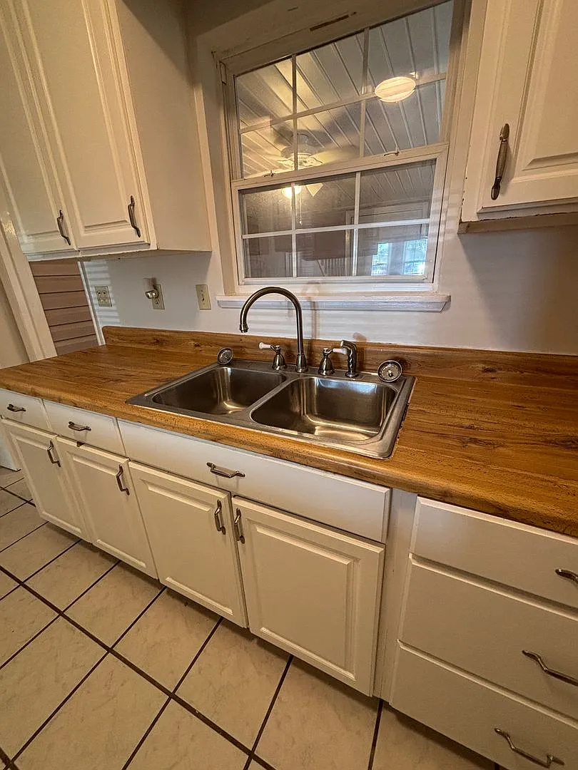 2bd 1.5ba Townhouse w/ Bonus Rm & Deck — Photo 4